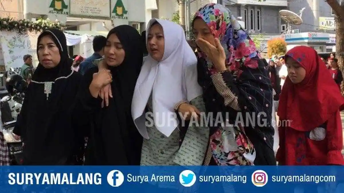 Pecah Tangis Cucu KH Hasyim Muzadi Warnai Pemakaman Gus Hilman di Cengger Ayam, Kota Malang