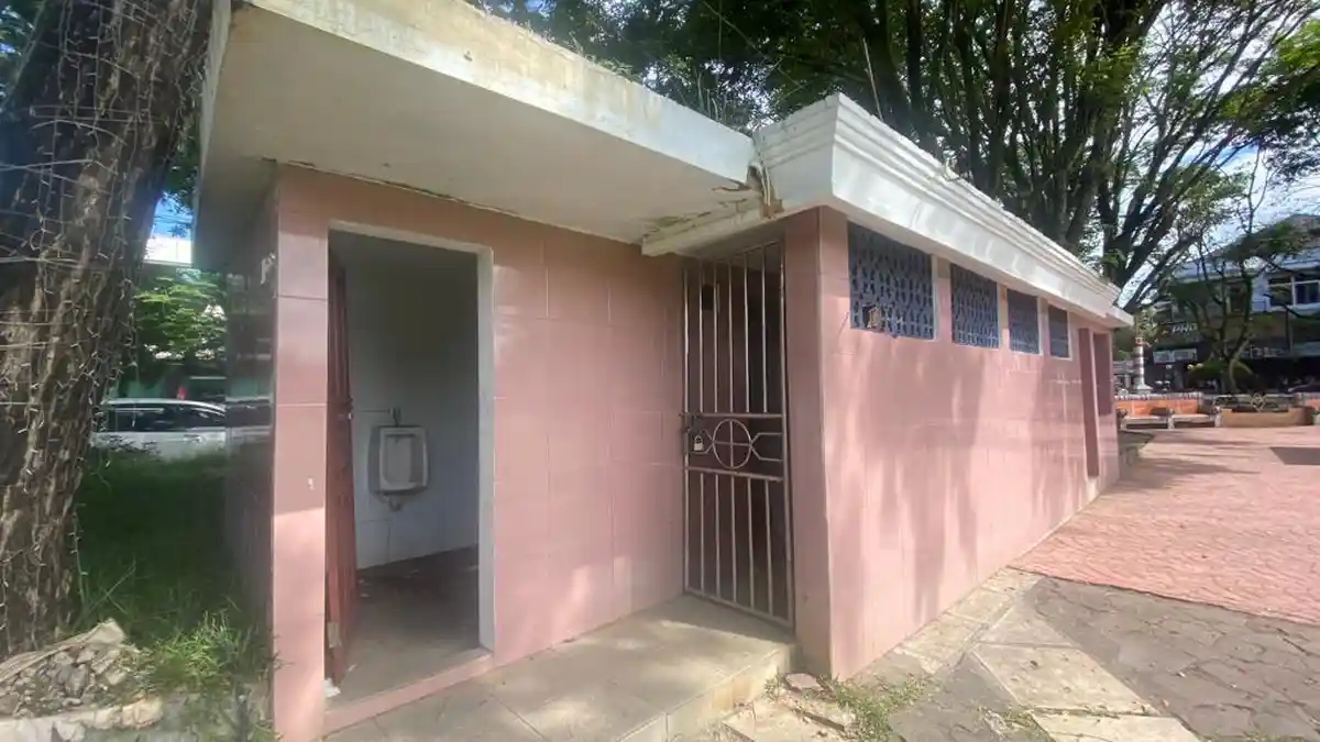 Toilet di Lapangan Sparta Manado Rusak dan Dipenuhi Sampah, Warga Minta Perhatian Pemerintah