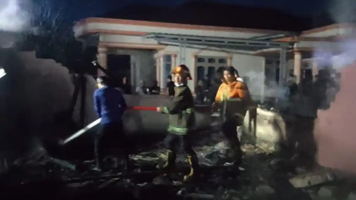 Gudang Penyimpanan Alat di Desa Lubukpabrik Habis Terbakar