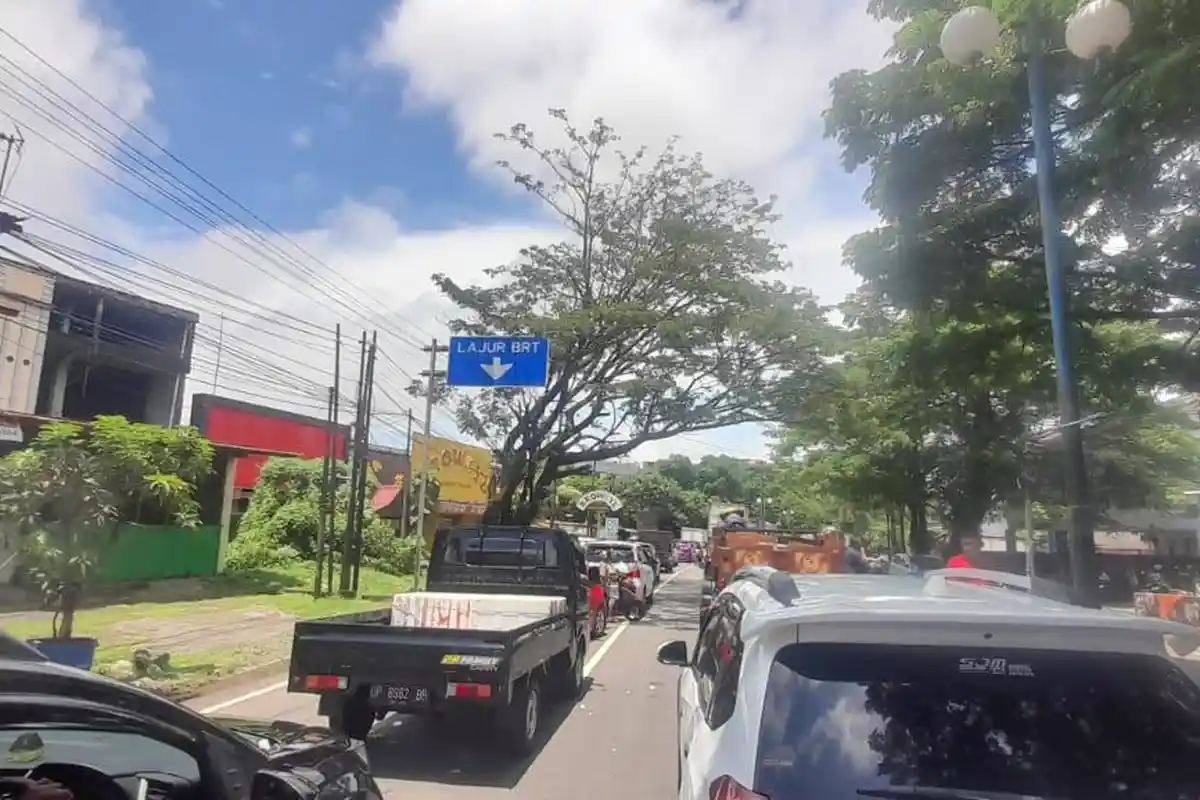 Jalan Depan Kantor Bupati Maros Bisa Dilintasi Lagi Setelah Terblokir Puluhan Jam