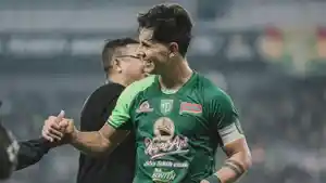 Kapten-Persebaya-Surabaya-Bruno-Moreira-di-laga-Liga-1-20242025.jpg