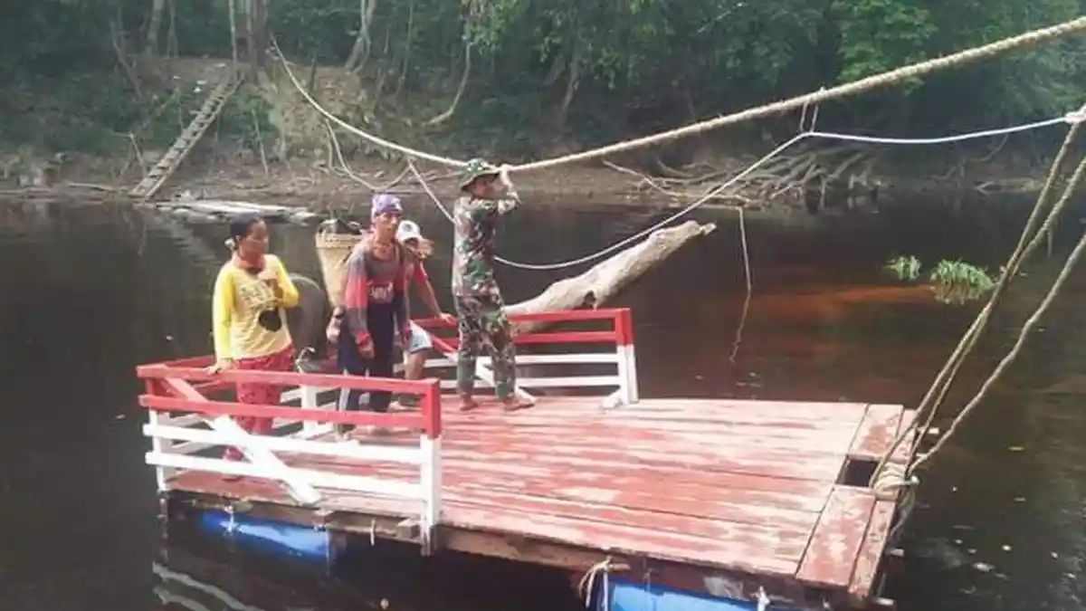 Tak Ada Jembatan, Warga Sungai Kelik Seberangi Sungai Gunakan Rakit