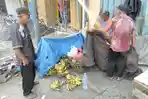 Sulirno-saat-merapikan-pisang-dagangannya-di-depan-Pasar-Kebalen-Kota-Malang.jpg