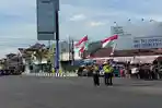 para-pengguna-jalan-memberi-penghormatan-kepada-merah-putih-di-papahan-karanganyar.jpg