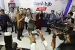 Direktur Mikro Bank BJB Serahkan Hadiah Pada Wartawan