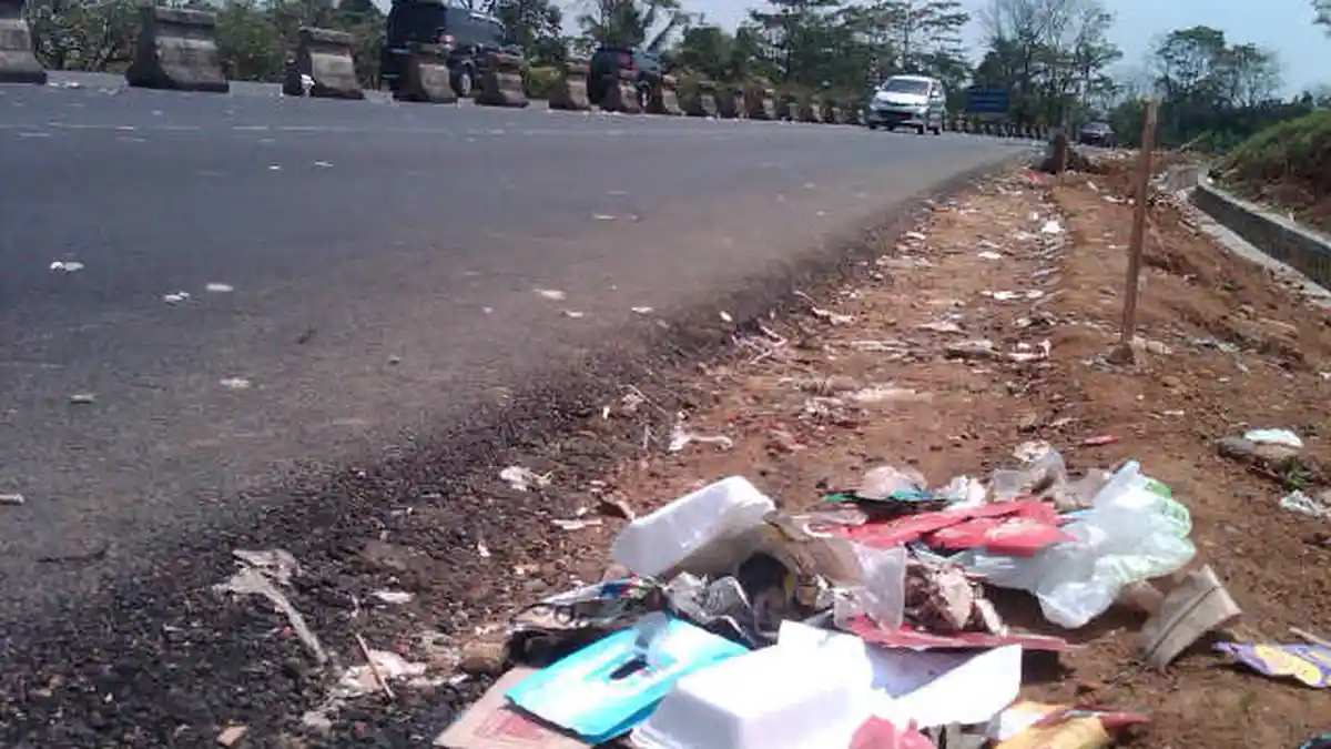 Ini Penampakan Sampah Berserakan di Tol Jagorawi Arah Puncak