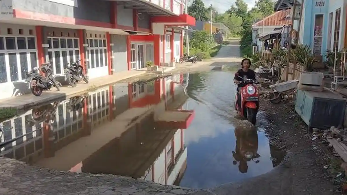 Warga Keluhkan Jalan Dekat Hotel Defina Majene Tergenang Air