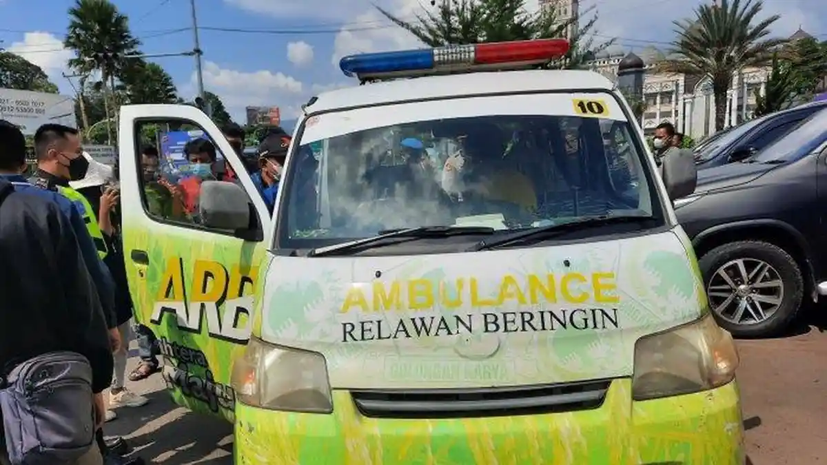 BAWA Pelancong Domestik, Mobil Ambulans Nekat Terobos One Way, Dihadang Polisi