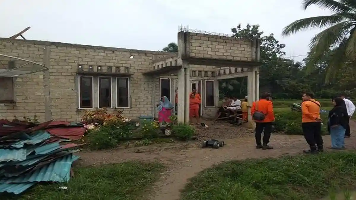 Angin Puting Beliung Terbangkan Atap Tiga Rumah di Solok, BPBD: Masyarakat Diminta Harus Waspada