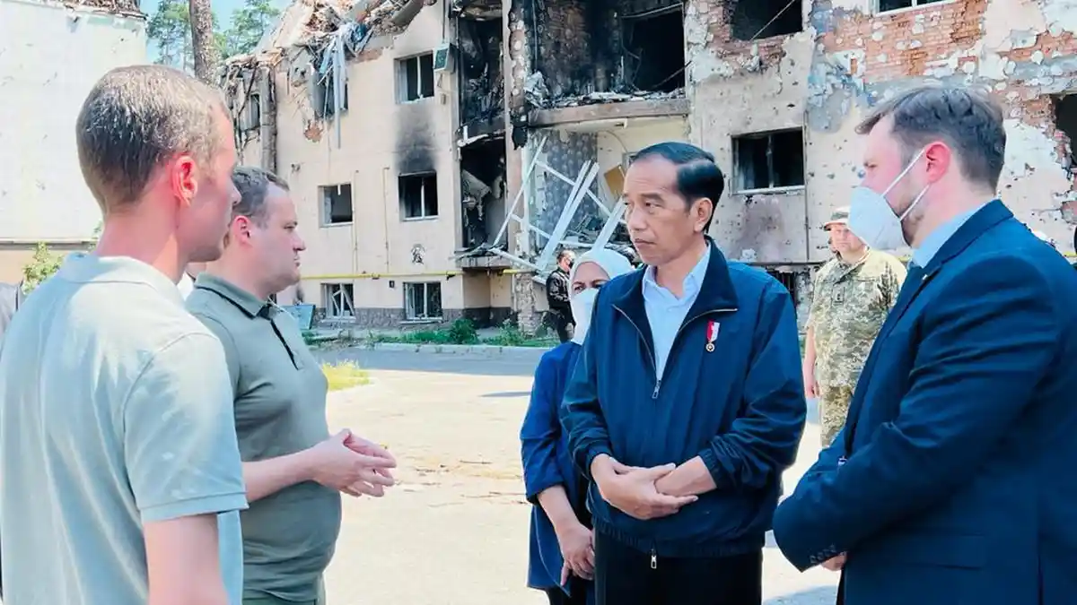 Jokowi dan Ibu Negara Blusukan Lihat Puing-puing Perang di Ukraina