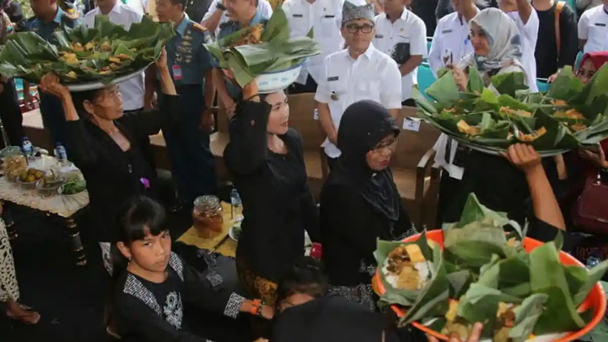 Tradisi ithuk-ithukan warga Dusun Rejopuro Banyuwangi. 