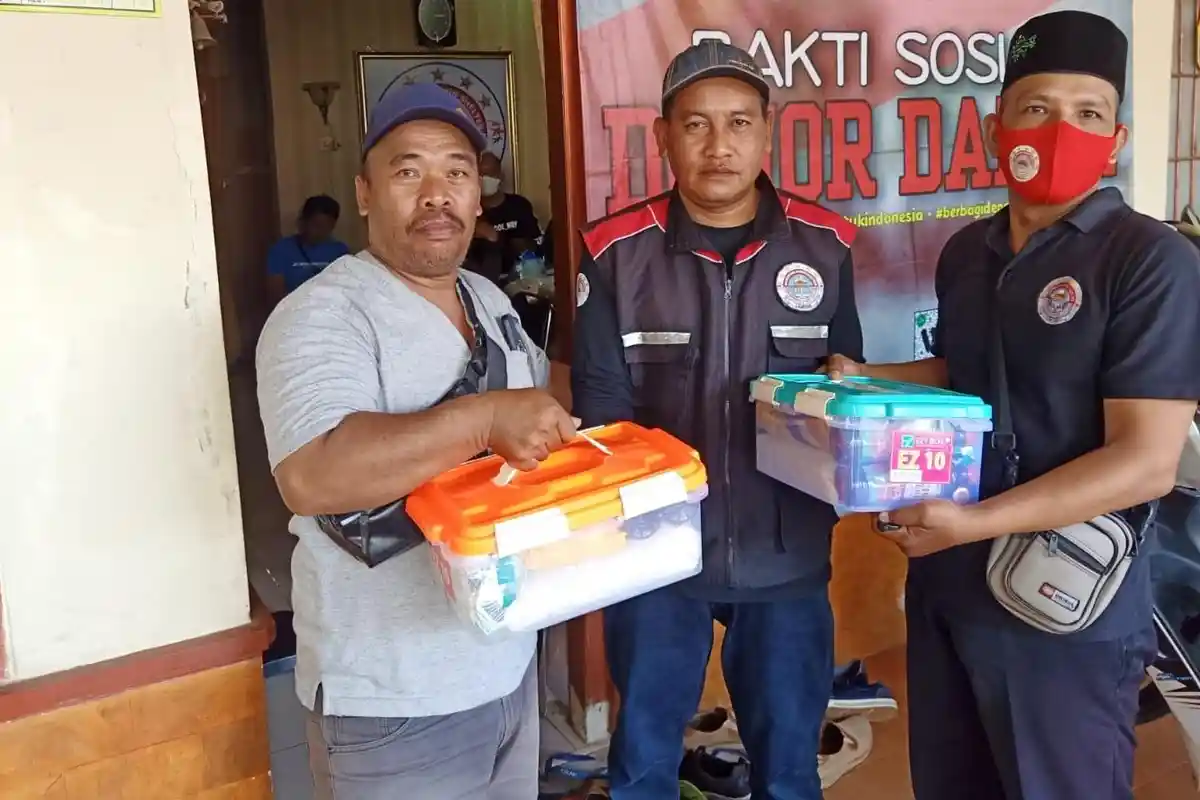 Gaspool Lampung Berbagi Sembako dan Takjil Bersama Pengendara Ojol
