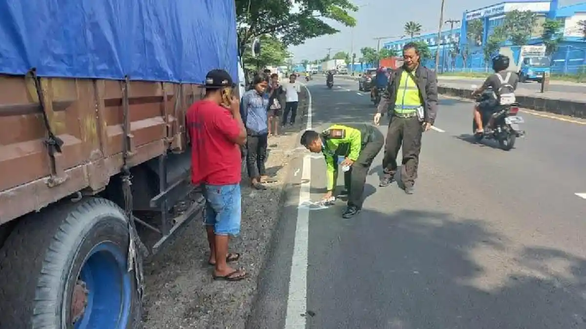 Warga Tulungagung Tewas Tertabrak Triler Saat Ganti Ban di Pinggir Jalan Raya Bypass Krian Sidoarjo
