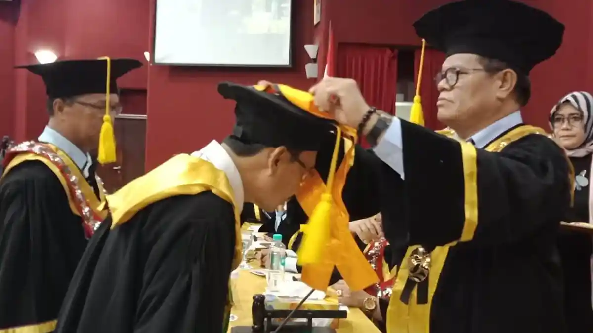 Guru Besar UNM Bertambah 2 Orang, Total 90 dan Bakal Menyusul 10 Dosen, Ini Dua Nama Profesor Baru? - rektor-unm-prof-husain-syam-mengukuhkan-dua-guru-besar.jpg