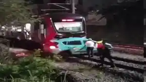 Taksi-Hijau-angkat-bicara-terkait-adanya-dugaan-menjadi-pemicu-kecelakaan-beruntun-antara-KA.jpg