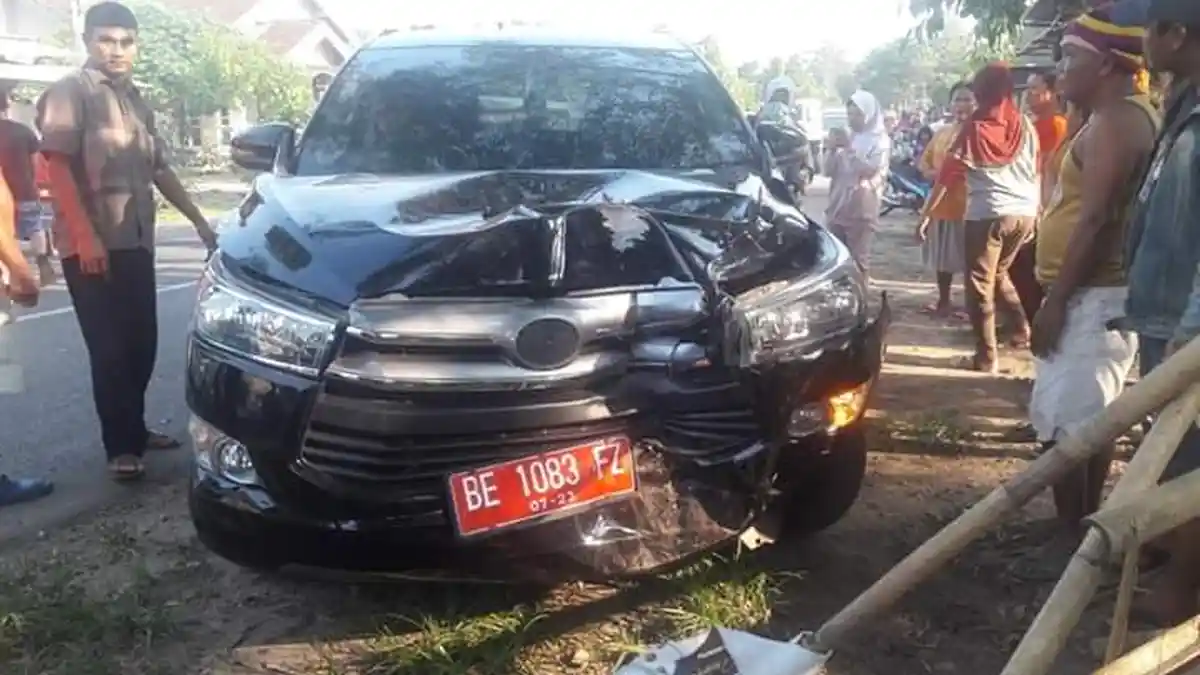 Diseruduk Avanza dari Belakang, Randis Kepala BPPRD Metro Tabrak Pohon