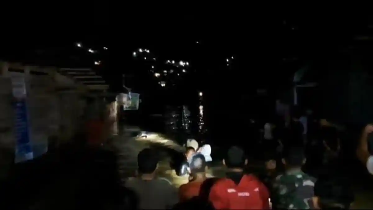 Jembatan dan Rumah Kos di Kota Makale Ambruk Diterjang Banjir