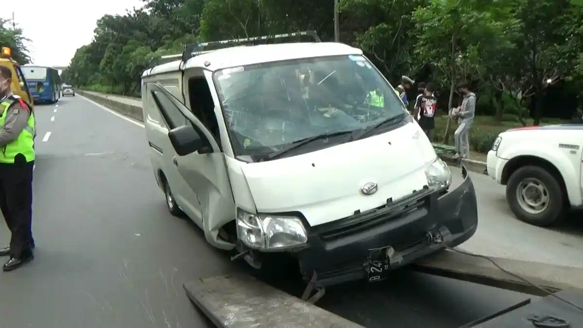 Minibus Pengangkut Kabel Fiber Optik Terguling di Jalan DI Panjaitan Jatinegara Jakarta Timur
