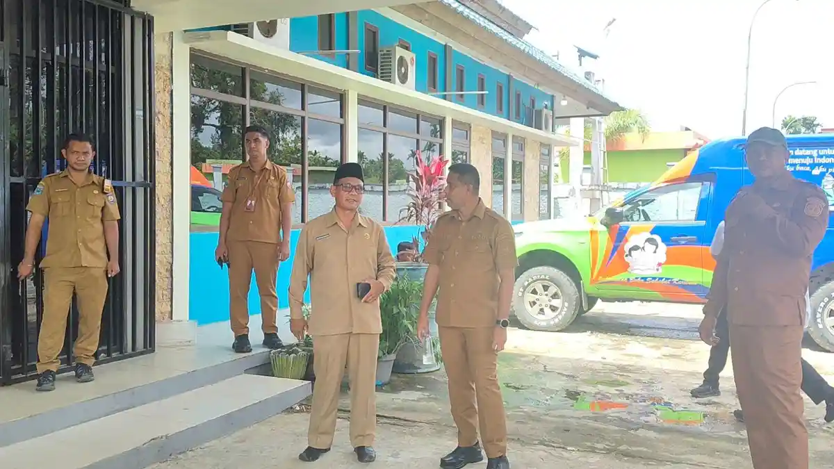Dua Minggu Dipalang, Akses Kantor Perpustakaan Akhirnya Dibuka Bupati Yohanis Manibuy
