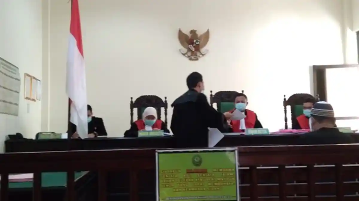 Gelar Sidang Kasus Narkoba, Majelis Hakim Terpaksa Kenakan Masker