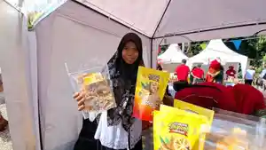 Teh-Nur-menunjukkan-produk-UMKM-miliknya.jpg