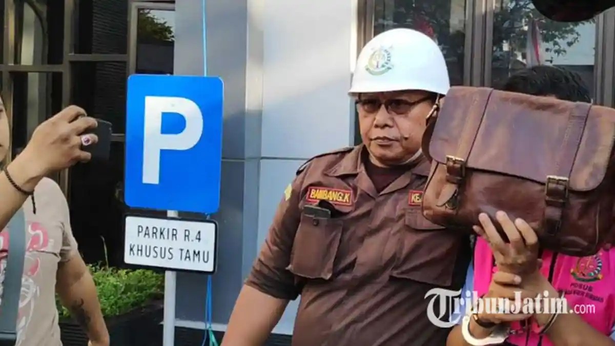 BREAKING NEWS - Kejari Surabaya Tahan Bendahara Dinas ESDM Jatim, Diduga Terlibat Pungli