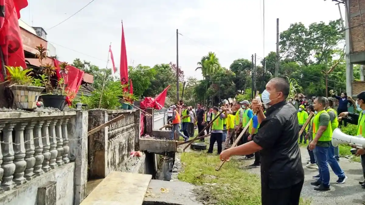 BREAKINGNEWS-Eksekusi Rumah Berbendera PDIP, Aparat Dilempar Kotoran Manusia Ada Teriakan Bukan PKI