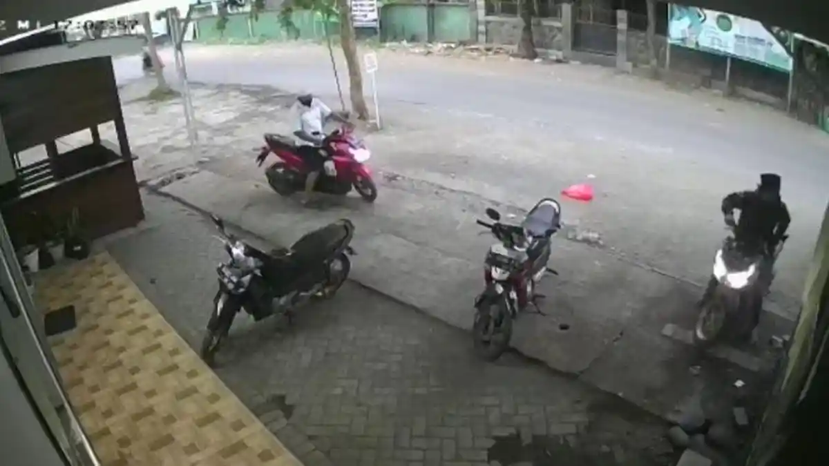Terekam CCTV, Motor Pengasuh Ponpes di Kabupaten Probolinggo Digondol Maling