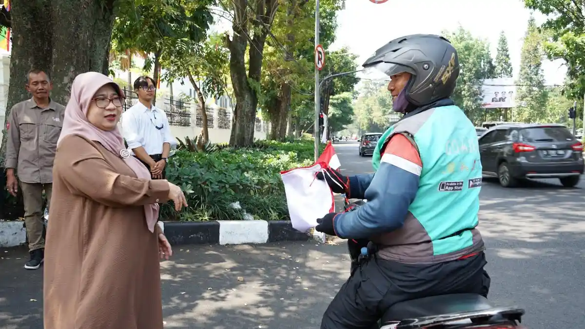 Semarak HUT ke-78 RI, Sekretariat DPRD Jawa Barat Bagi-bagi 2.000 Bendera Merah Putih