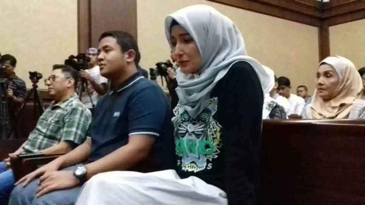 Suami Divonis 2 Tahun 8 Bulan Penjara, Air Mata Artis Cantik Ini Pun Tumpah
