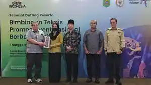 Anggota-DPR-RI-Komisi-VII-Novita-Hardini-menerima-cindera-mata-dari-Kementerian.jpg