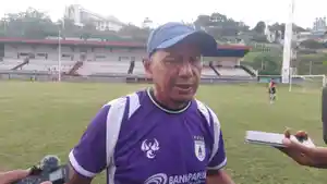 ahmad-Darmawan-usai-memimpin-latihan-di-Stadion-Man.jpg
