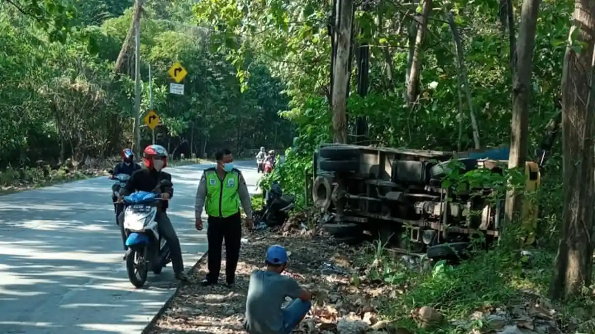 Aksi Emak-Emak Loncat Hindari Truk Muatan Gabah Terguling di Sigarbencah Semarang