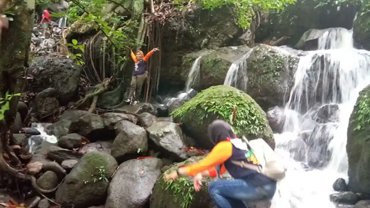 Wisata Trekking ke Air Terjun Sarasa Tanre di Soppeng