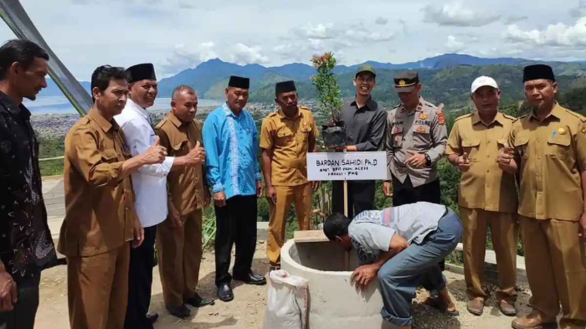 Reses II DPRA, Bardan Sahidi Tanam Pohon di Objek Wisata Baru Pematang Daling