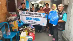 Sudinsos-Jakarta-Timur-menyalurkan-bantuan-kepada-warga-Jalan-Angsana-Utan-Kayu-Utara-Matraman.jpg