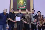 Plt-Bupati-Langkat-meraih-penghargaan-bergengsi-dari-Tribun-Medancom-di-Rumah-Dinas-Bupati-Langkat.jpg
