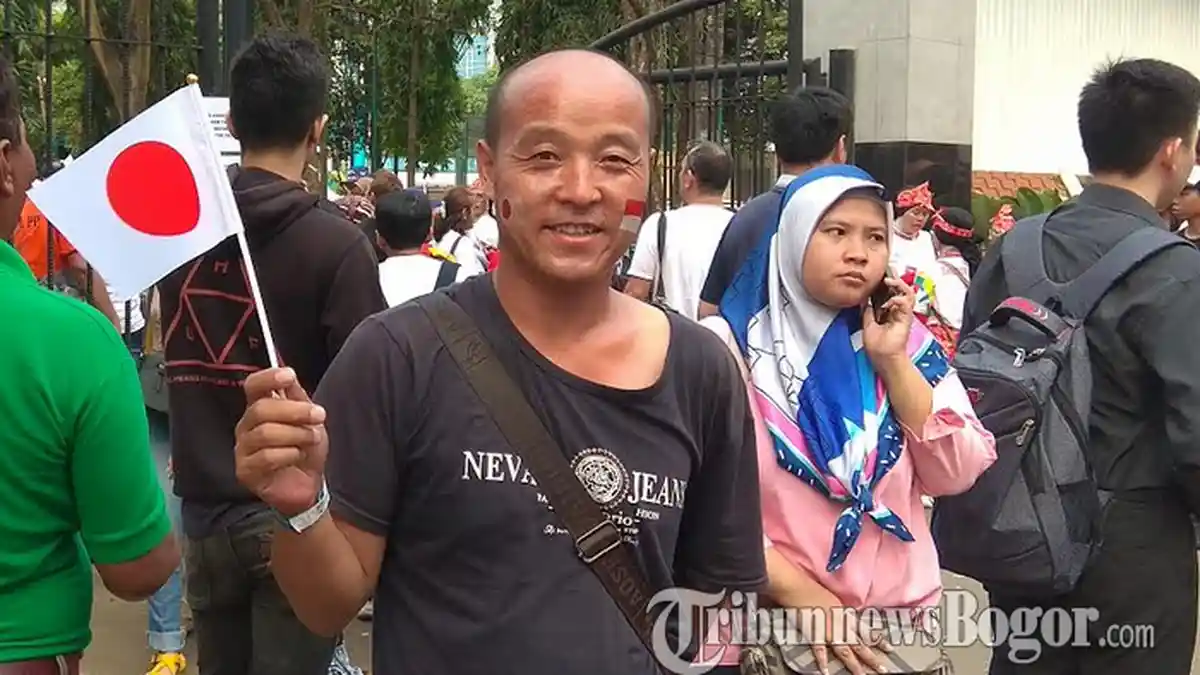 Tak Cuma Dukung Atlet, WNA Asal China Ini Juga Berdagang Bendera di Asian Games 2018
