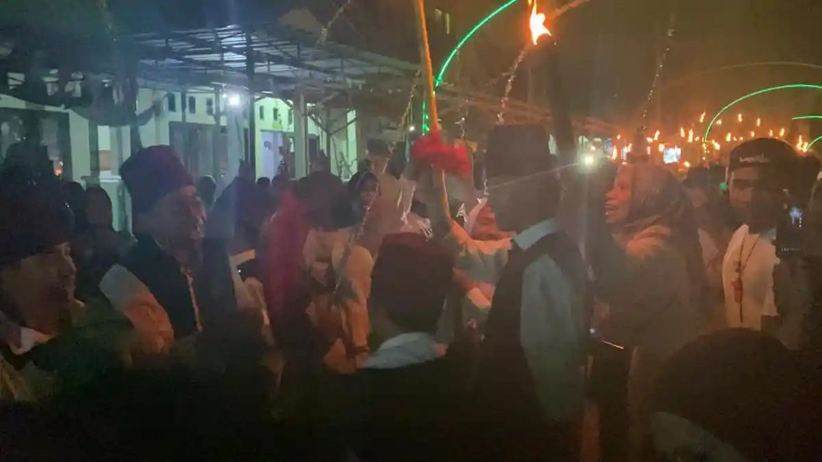 Tarian Hadrat Iringi Perjalanan Pawai Obor Malam Tujuh Likur di Asmil Batu Merah Dalam