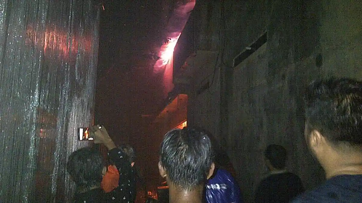 Sudah 3 Jam Api di Ruko Jl Sriwijaya Tanjungpandan Belitung Belum Padam