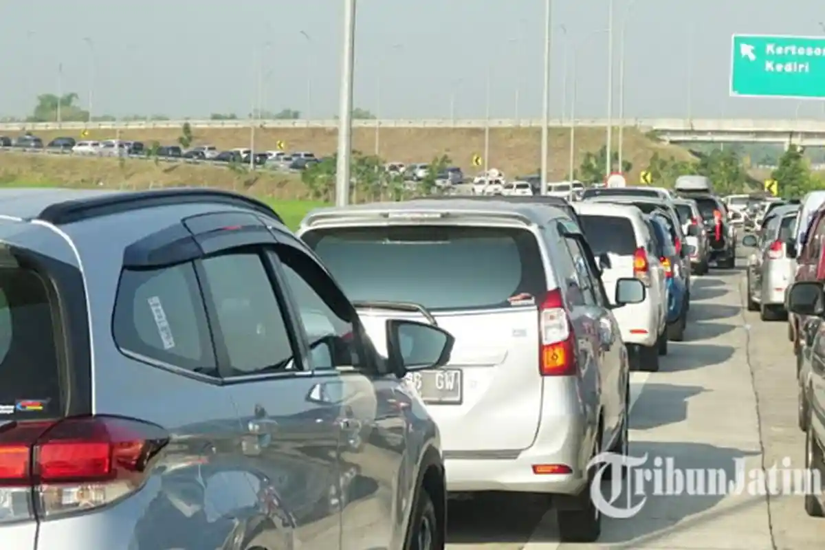 Antrean Mobil Mengular 1 Km Menuju Pintu Keluar Tol Surabaya - Kertosono
