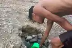 Warga-menggali-lubang-di-pinggirian-sungai-untuk-memperoleh-air-bersih.jpg
