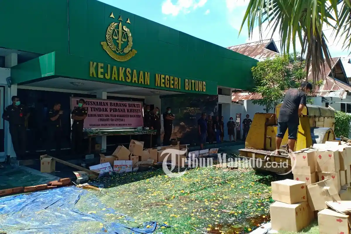 Kejaksaan Negeri Bitung Musnahkan Ribuan Botol Minuman Keras