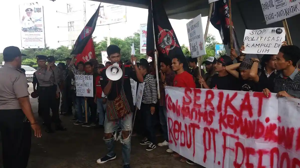 Puluhan Mahasiswa Tuntut Rektor UIM Dicopot