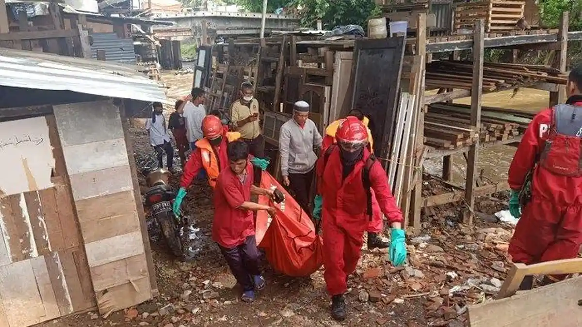 Mayat Pria Tanpa Identitas Ditemukan di Tumpukan Sampah Kolong Jembatan Matraman