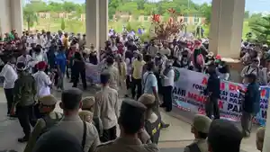 20250203_demo-ratusan-honorer-di-depan-DPRD-PPU.jpg