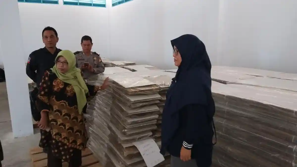 Awali 2019, KPU Sulbar Pantau Kondisi Logistik di Majene