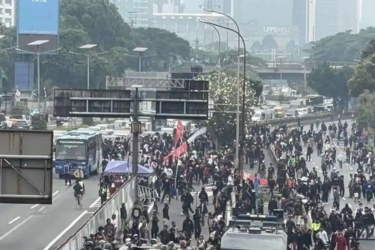 Demo di DPR Berujung Ricuh, Commuter Line Tetap Normal dengan Pengamanan Ketat