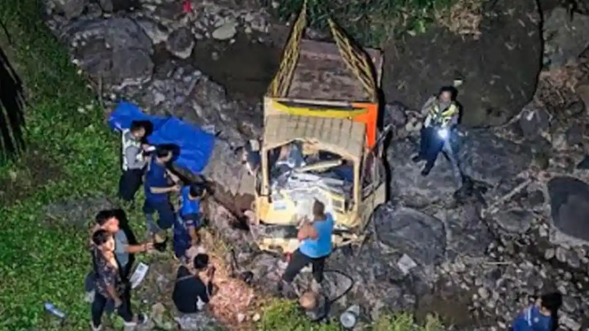 Kecelakaan Maut di Pacitan, Truk Terjun Bebas ke Sungai Sebabkan 2 Orang Tewas