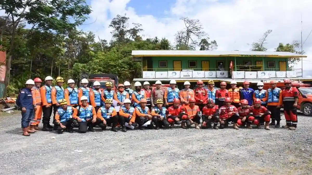 MRT PT Semen Padang dan Basarnas Evakuasi Korban 'Kecelakaan Kerja' di Puncak Batu Kapur